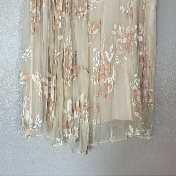 NWT Vince Natural Burnout Floral Silk Like Pleated Midi Skirt in Cream Size 12 - Picture 4 of 10